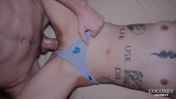 Szerteszéjjel gyömöszölte a szőrtelen vaginámat az új böszme dákóval felszerelt palim mialatt fojtogatott Thumb